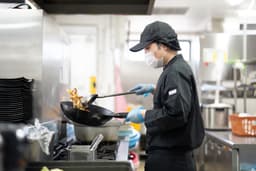 トヨタ自動車の社員寮食堂が活躍の舞台。毎日の食事を通じて、寮で暮らす方々の生活を支える仕事です。
