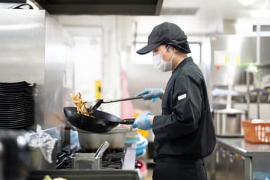 トヨタ自動車の社員寮食堂が活躍の舞台。毎日の食事を通じて、寮で暮らす方々の生活を支える仕事です。