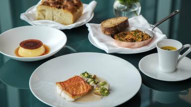 東京駅近のフォーシーズンズホテル丸の内 東京でデミシェフクラス募集。