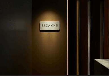 都会の喧騒を忘れさせる、静かで洗練された非日常的な空間。