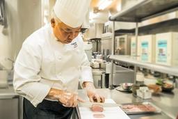  料理の技術とチーム力で、“おいしい時間”を支えています。