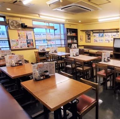 横浜西口五番街商店街に密着した7店舗を運営しており地域に根ざした店舗作りに携われます。