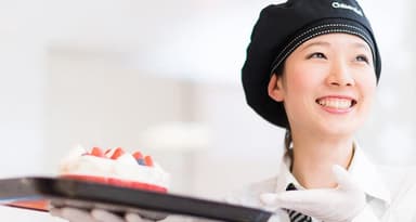 洋菓子や焼き菓子、ギフト商品を扱うシャトレーゼで、お客様に寄り添うお店づくりに関われる環境です。