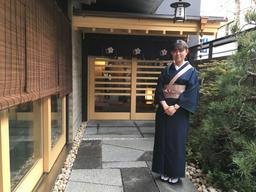 横浜で130年以上続く牛鍋の老舗。落ち着いた佇まいが、働く安心感にもつながります。