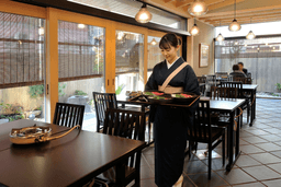 横浜で130年以上続く牛鍋の老舗。落ち着いた佇まいが、働く安心感にもつながります。