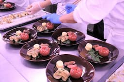 料理長やスタッフと役割分担しながら進めるチーム体制。学びながらスキルアップできます！