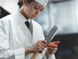 八芳園が運営。安定基盤のもと、京都の歴史的空間で腕を振るえます。