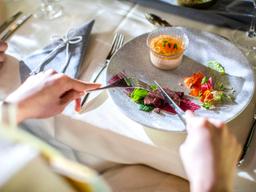 八芳園が運営。安定基盤のもと、京都の歴史的空間で腕を振るえます。