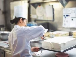 ウエディングからレストラン、販売商品まで、多様な舞台で技術を発揮できます。