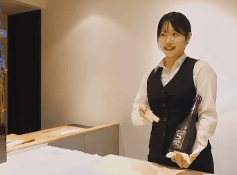 ＜日曜定休＞ホールスタッフ募集◎独立実績も多数あり◎研修制度も充実！おかげ様でお客様からの評価も◎夏季やGW休暇、年末年始などプライベートも充実！