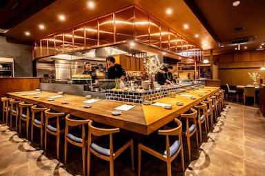 月給30万～40万円。大阪・天王寺駅直結。開放的なオープンキッチンが人気のお店です。