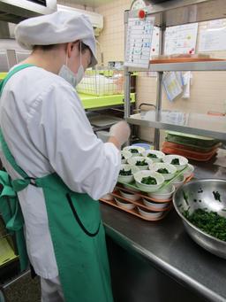 病院直営の厨房で、人にやさしい“食”を届ける仕事。