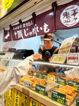 常連さんとの会話が楽しい、神戸の街に根ざしたあたたかいコロッケ店です。
