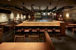 日本酒の蔵元やソムリエによる講習会、繁盛店への視察制度など、働きながら専門知識を深く学べる環境です。