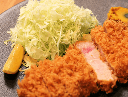 トンカツツキウマの料理長候補として、店長や本社勤務、独立など多彩な未来を描きませんか？