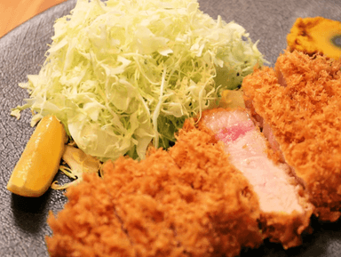 トンカツツキウマの料理長候補として、店長や本社勤務、独立など多彩な未来を描きませんか？