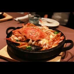 日本酒やワインの講習会、繁盛店への視察など、調理以外にも食の専門知識を深める学びの機会が豊富です。