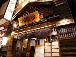 味のある木造りの外観。人情と香ばしさが漂う看板店。