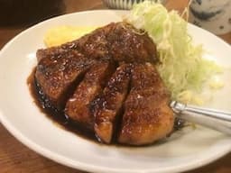 名物の「トンテキ」。厚切り豚を特製ソースでソテー。食堂の名物料理！