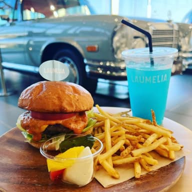 メルセデス・ベンツを眺めながら楽しめる、当店らしいカフェメニューです。
