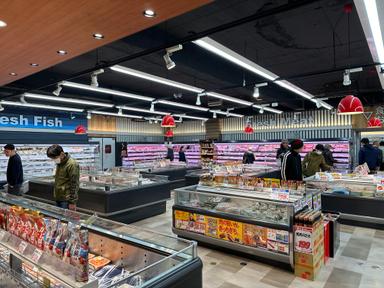 『くらし快援隊』は、昭和36年創業の野菜・魚・肉の生鮮三品を中心に扱う、地元に根ざしたスーパーです