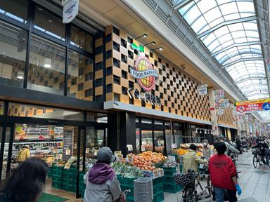 『くらし快援隊』は、昭和36年創業の野菜・魚・肉の生鮮三品を中心に扱う、地元に根ざしたスーパーです