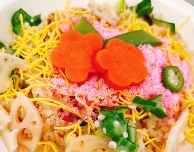 献立作成から盛り付け、発注管理まで幅広く担当するため、栄養士としての実務スキルを総合的に磨けます。