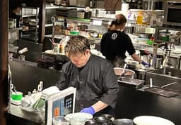 幅広い年齢のスタッフが活躍中☆4店舗だからこそできるスピード感と現場感でお店を盛り上げてください！