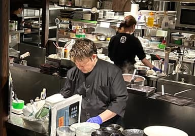 幅広い年齢のスタッフが活躍中☆4店舗だからこそできるスピード感と現場感でお店を盛り上げてください！