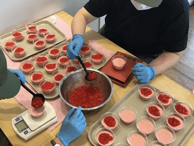 利用者さんと一緒に、一つひとつ丁寧に。 “おいしい”を形にする時間も、この仕事の大切な役割です。