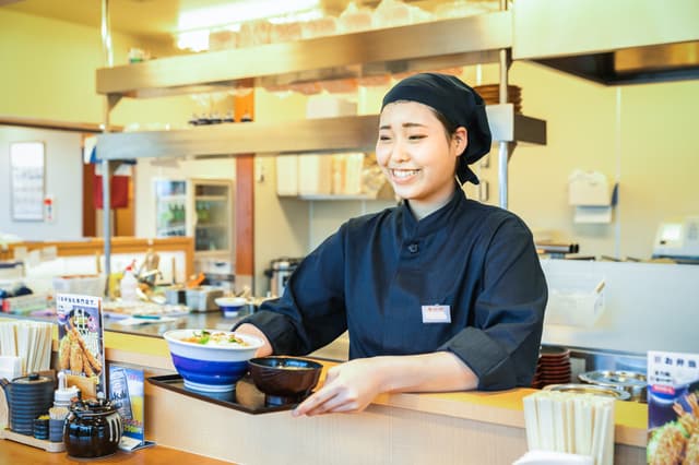 未経験から、長野の街に親しまれるお店づくりへ。月8～9日休み／U・Iターン歓迎／希望勤務地考慮◎暮らしの変化を支える制度も整う『かつや』の店舗スタッフ募集！