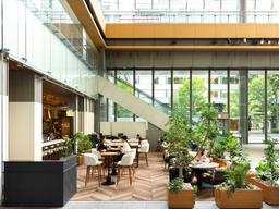 一軒ごとに異なるコンセプトを持つ独創的な店舗で、和食から洋食まで多岐にわたる業態に挑戦できる環境