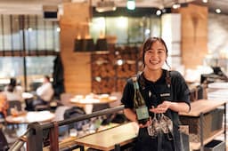 お客様との会話も、この仕事の楽しさのひとつ。今日も笑顔でお迎えします！