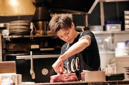 食材と向き合う時間も、一流の仕事の一部です。