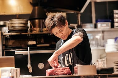 食材と向き合う時間も、一流の仕事の一部です。