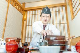 一席一席に心を配りながら、落ち着いた時間を届ける接客の現場です。