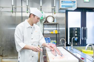 先輩の仕事を間近で見ながら学ぶ毎日。会話の中にも、技と経験が詰まっています。