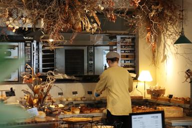 ドライフラワーとアンティーク家具に囲まれたベーカリーで、焼きたてパンを提供。