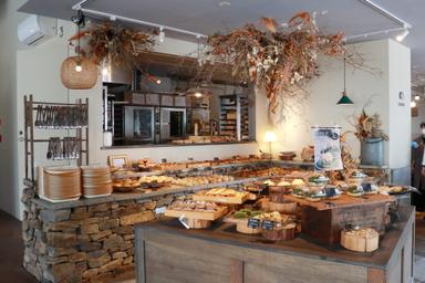ドライフラワーとアンティーク家具に囲まれたベーカリーで、焼きたてパンを提供。