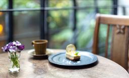 自然の緑に包まれた外観。表参道の路地裏に佇む、やさしい空気のオーガニックカフェを運営しませんか