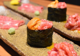 名古屋市内の高級和牛を扱う料理店でご活躍ください。月給28万～34万円。お休みはたっぷり月8日～9日