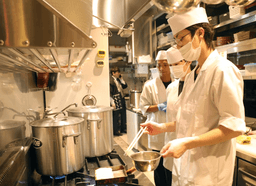 広島駅近くのモール「minamoa」内。一生モノの包丁技が身に付きます◎月給28万～34万円。 
