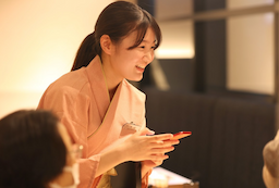 広島駅近くのモール「minamoa」に出店。サービス経験を活かしてご活躍を◎月給28万円～34万円