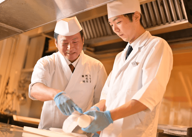 月給38万～53万円◎鰻をマスターする料理人は、世界で勝てる＞＞卸直営の論理的指導で「一生モノの包丁の極み」を手にし、東京・立川で料理長へ◎完全週休2日