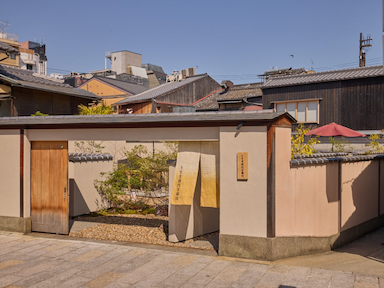 年収500万～800万円。顧客体験価値を上げるため、接遇トレーナーを募集します。　※画像は京都祇園店