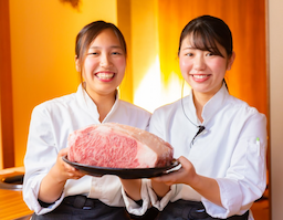 名古屋市内の高級和牛を扱う料理店でご活躍ください。月給28万～34万円。お休みはたっぷり月8日～9日