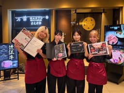 落ち着いた和の空間で、日本三大和牛の近江牛を提供。上質なひとときを接客で支えます。