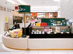 池袋駅直結の東武百貨店B1F。通勤も便利な好立地です。
