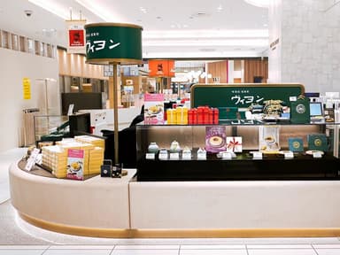池袋駅直結の東武百貨店B1F。通勤も便利な好立地です。