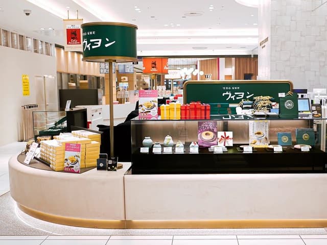 伝統を守り、愛されるお店づくり◎残業月平均9時間◎年間休日118日／1965年創業の老舗洋菓子店『ヴィヨン』の店長候補